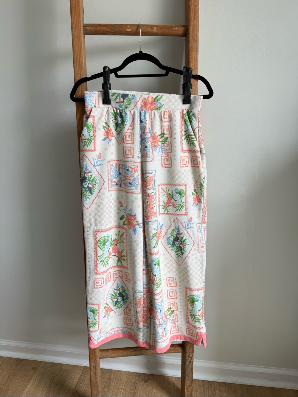 🌴 Crown & Ivy Tropical Print Pants – Size S